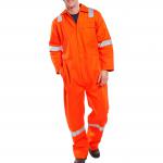 In the photograph, we see a bright orange boilersuit with a Nordic design, made by Beeswift. The overalls and coverall have a fire retardant feature and are size 52. The suit exudes durability and safety, perfect for any industrial or outdoor work.