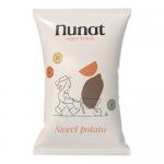 Bright display shows 21 Nunat 90g sweet potato snack packs arranged in rows, fanned and stacked. Each bag shows the Nunat logo, vivid orange sweet potato slices, loose crisps, a vegan icon and simple ingredient text on a white and warm‑orange branded background.