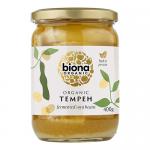 Photo shows a rectangular cardboard box of Biona Organic Tempeh displaying six sealed 400g packets. The white-and-green packaging features the Biona logo, product name, organic emblem and clear images of tempeh blocks, arranged orderly with nutrition and ingredient text visible. on a neutral backdrop