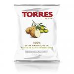A display shows twenty slim 40g packets of Torres Extra Virgin Olive Oil crisps arranged in neat rows. Each green packet features the Torres logo, golden crisp images and olive branch graphics. Light reflects on the glossy packaging, highlighting product text and texture. Subtle sheen accents edges.
