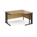 Maestro 25 right hand ergonomic desk 1400mm wide - black cable managed leg frame, oak top MCM14ERKO