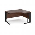 Maestro 25 right hand ergonomic desk 1400mm wide - black cable managed leg frame, walnut top MCM14ERKW