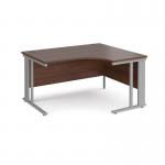 Maestro 25 right hand ergonomic desk 1400mm wide - silver cable managed leg frame, walnut top MCM14ERSW