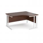 Maestro 25 right hand ergonomic desk 1400mm wide - white cable managed leg frame, walnut top MCM14ERWHW