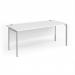 In the photo, we see a rectangular desk made by Dams. It has a sleek silver H-frame leg and a white top. This model is called the Maestro 25 and measures 1800mm x 800mm. The desk is perfect for a modern office setting.