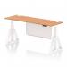 The photo shows a modern, sleek office desk with an oak top and white steel legs. It is adjustable in height and has cable ports for easy organization. The desk also features a white steel modesty panel and a piste foot for added stability. Perfect for a dynamic and efficient workspace.