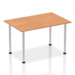 This image shows a modern and sleek Dynamic Tables Impulse 1400mm straight table with an oak top and brushed aluminium post leg. The table exudes professionalism and functionality, with its clean lines and versatile design.