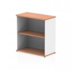 This picture shows a dynamic low bookcase, measuring 800mm, in an elegant combination of beech and white. The bookcase features a sleek design, with adjustable shelves and a modern feel. It would make a stylish addition to any living or office space.