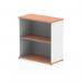 This picture shows a dynamic low bookcase, measuring 800mm, in an elegant combination of beech and white. The bookcase features a sleek design, with adjustable shelves and a modern feel. It would make a stylish addition to any living or office space.
