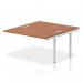 The photo shows a sleek and modern office bench desk with a silver frame and a walnut top. The desk is equipped with a dynamic bench desking impulse bench B2B ext kit and measures 1400 in length. It exudes professionalism and functionality.