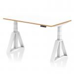 The photo shows a sleek and modern height adjustable desk in white with a natural wood edge. The frame is also white and has a piste foot for added stability. The desk is spacious at 1400mm and is designed for a dynamic sit-stand work style.