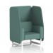 This picture features a modern open booth with sleek white legs, upholstered in Sumi fabric. Handa panels add an extra touch of style to this 1-seater design, creating a dynamic and customizable seating option.
