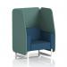 The photo shows a modern dynamic booth with white legs, upholstered in sumi fabric. The booth features handa panels and a stylish uto sofa, creating an inviting and sleek seating option. Perfect for any space in need of a comfortable and chic seating arrangement.