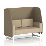 The photo shows a sleek, modern open booth with white legs in a neutral beige fabric. Bank panels add an interesting touch, while a small sofa sits next to it, completing the stylish look.