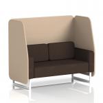 The picture shows a dynamic booth with white legs, made in Brixworth style and featuring the Synergy fabric. The booth includes affix panels and a 2-seater sofa with a wed design.